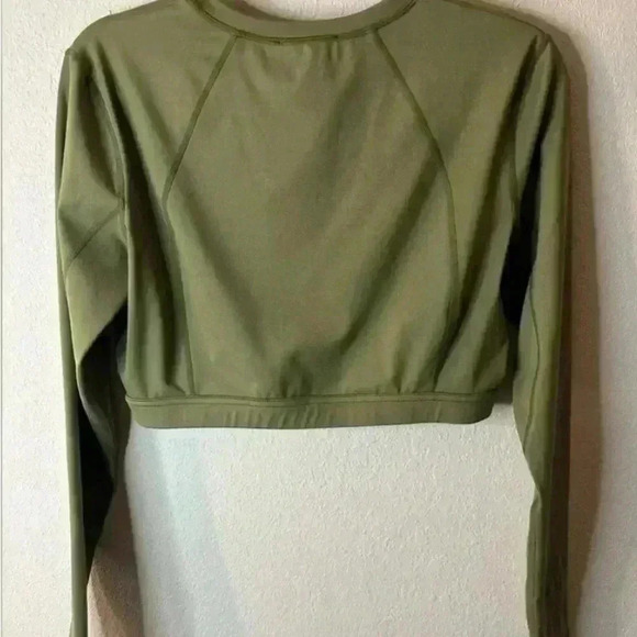 7 DAYS ACTIVE Cropped Long Sleeve Top in Capulet Olive - Picture 3 of 4